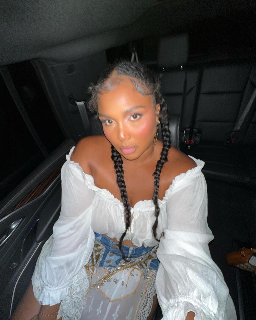 Fans shocked over Lizzo’s weight loss as singer twins with look-alike mom Shari in matching braids